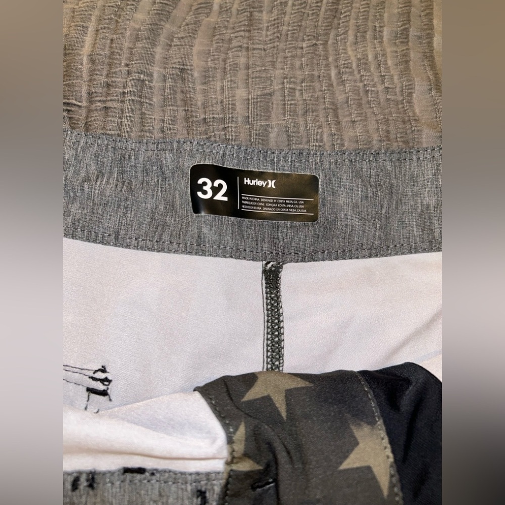 Hurley Men's Black and Brown Star-Stripe Board Shorts - Picture 3 of 4